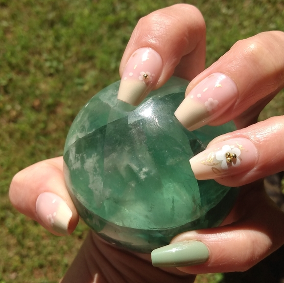 Elegant Lemon Lime Floral 24pc Fake Nails Set NIB - Picture 3 of 9